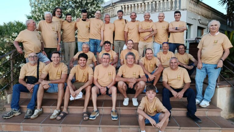 Grupo de personas con camisetas conmemorativas en una cena en Mallorca