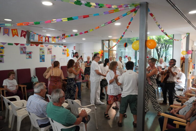 Celebraci&oacute;n del 20 aniversario del Centro de D&iacute;a Brot de G&iacute;njol con personas mayores