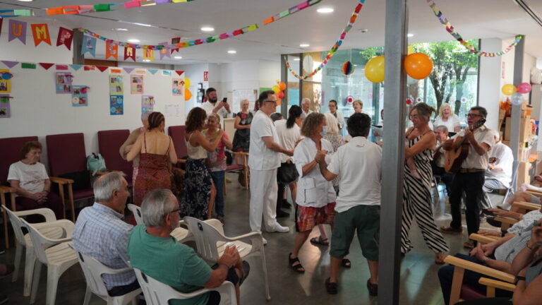 Celebraci&oacute;n del 20 aniversario del Centro de D&iacute;a Brot de G&iacute;njol con personas mayores