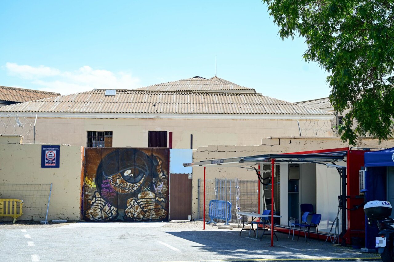 Puerta de hierro en el cierre de la antigua c&aacute;rcel de Palma