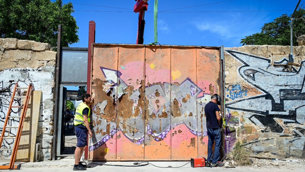 Cort finiquita el cierre de la antigua c&aacute;rcel de Palma con una puerta de hierro