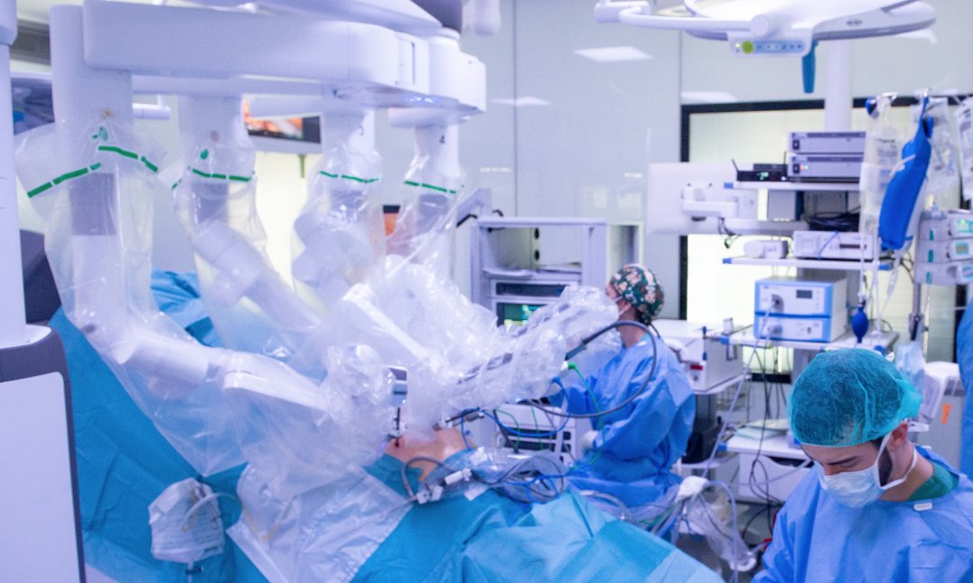 Equipo médico realizando cirugía robótica en Clínica Rotger