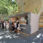 Colas para conseguir café y ensaimadas en el estand de Etihad que celebra su aterrizaje en Palma