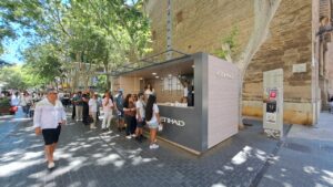 Colas para conseguir caf&eacute; y ensaimadas en el estand de Etihad que celebra su aterrizaje en Palma