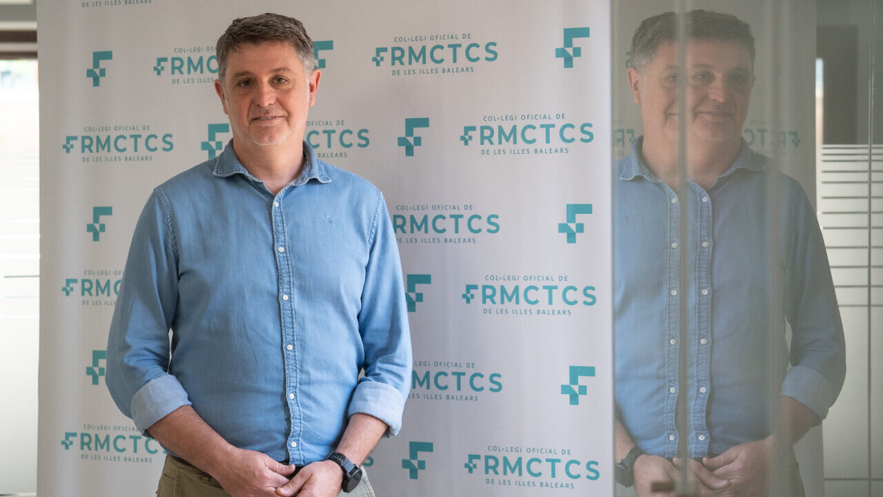 Hombre posando frente a un fondo del Colegio Oficial de RMCTCS