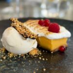 Postre gourmet servido en el restaurante A Popa Sea Club del Nixe Palace