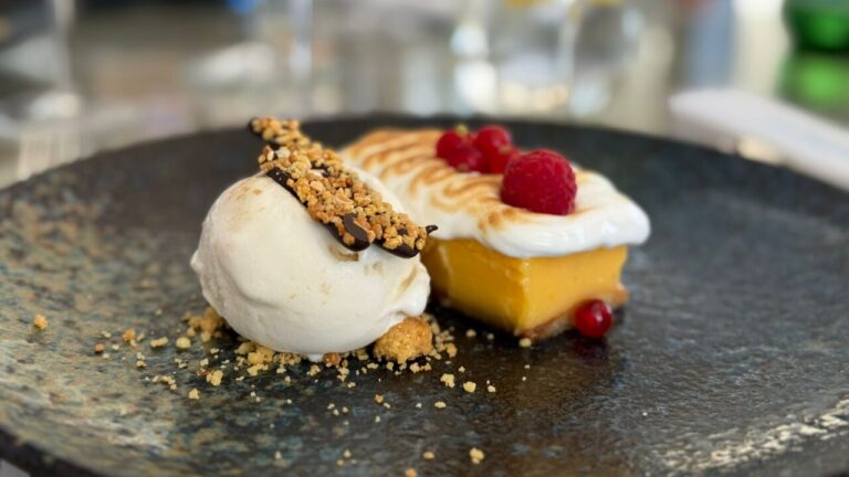 Postre gourmet servido en el restaurante A Popa Sea Club del Nixe Palace
