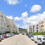 Vista de un edificio en Palma con coches estacionados en la calle