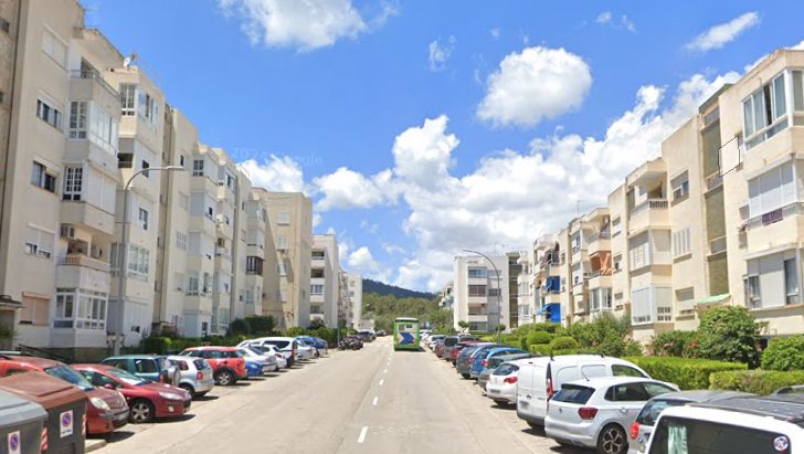 Vista de un edificio en Palma con coches estacionados en la calle