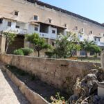Vista del convento de Santa Isabel en Palma con estatua religiosa en primer plano
