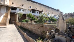 Vista del convento de Santa Isabel en Palma con estatua religiosa en primer plano