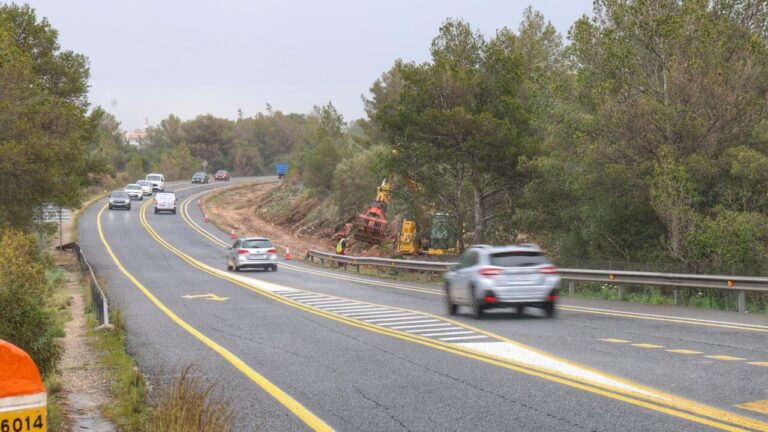 Carreteras de Artà con tráfico y obras en el lado