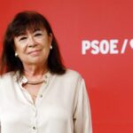 Cristina Narbona, presidenta del PSOE, sonriente en un evento.