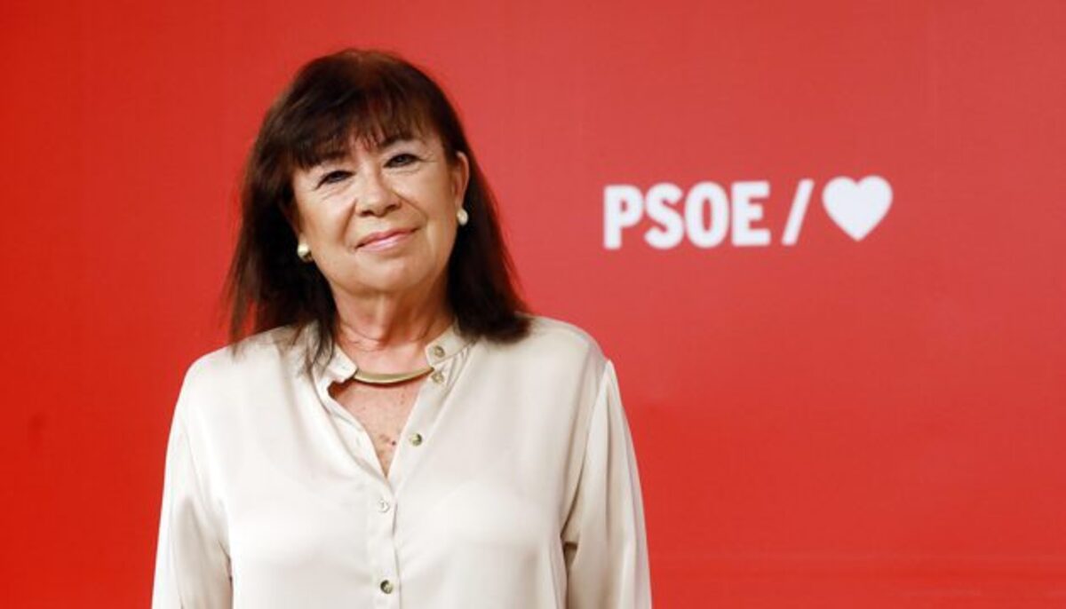 Cristina Narbona, presidenta del PSOE, sonriente en un evento.