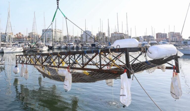Extracci&oacute;n del pecio de Ses Fontanelles en Mallorca con gr&uacute;a y equipo arqueol&oacute;gico.