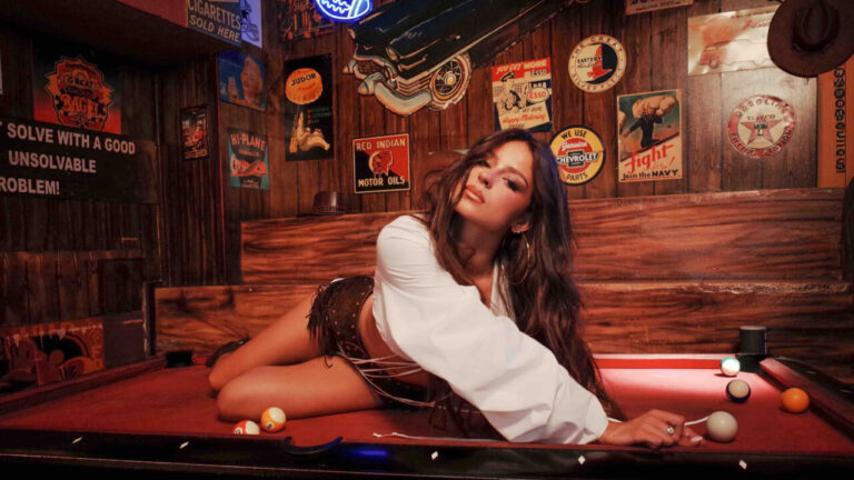 Daniela Blasco posando en un ambiente de bar con mesa de billar