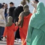 Mujeres con burka y ni&ntilde;os en un evento p&uacute;blico en Baleares