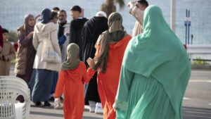Mujeres con burka y ni&ntilde;os en un evento p&uacute;blico en Baleares