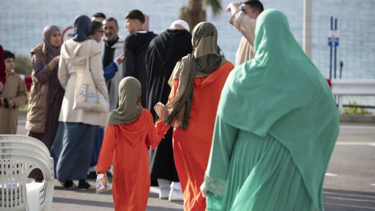 Mujeres con burka y niños en un evento público en Baleares