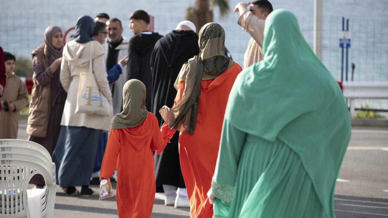 Mujeres con burka y ni&ntilde;os en un evento p&uacute;blico en Baleares