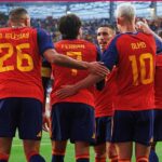 Jugadores de la selecci&oacute;n espa&ntilde;ola celebrando un gol en un partido.