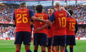Jugadores de la selecci&oacute;n espa&ntilde;ola celebrando un gol en un partido.