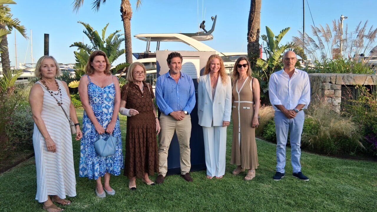 Ceremonia de homenaje a Klaus Graf en Calvi&agrave; con familiares y amigos