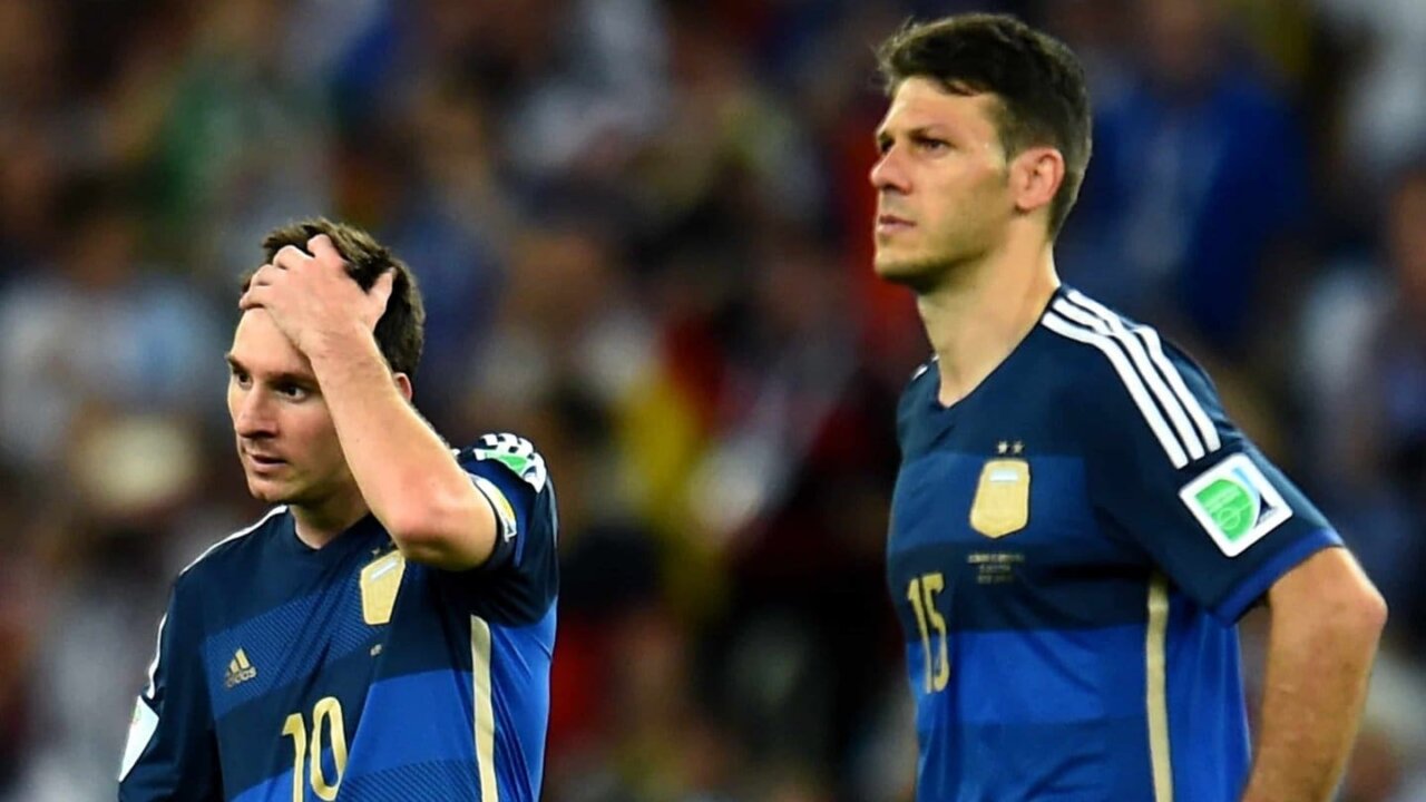 Lionel Messi y Martín Demichelis en la final del Mundial 2014