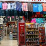 Establecimiento en Palma con cartel de supermercado y productos variados
