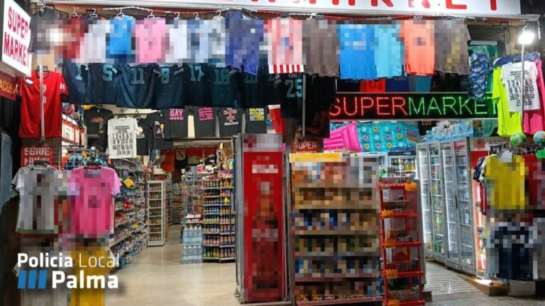 Establecimiento en Palma con cartel de supermercado y productos variados
