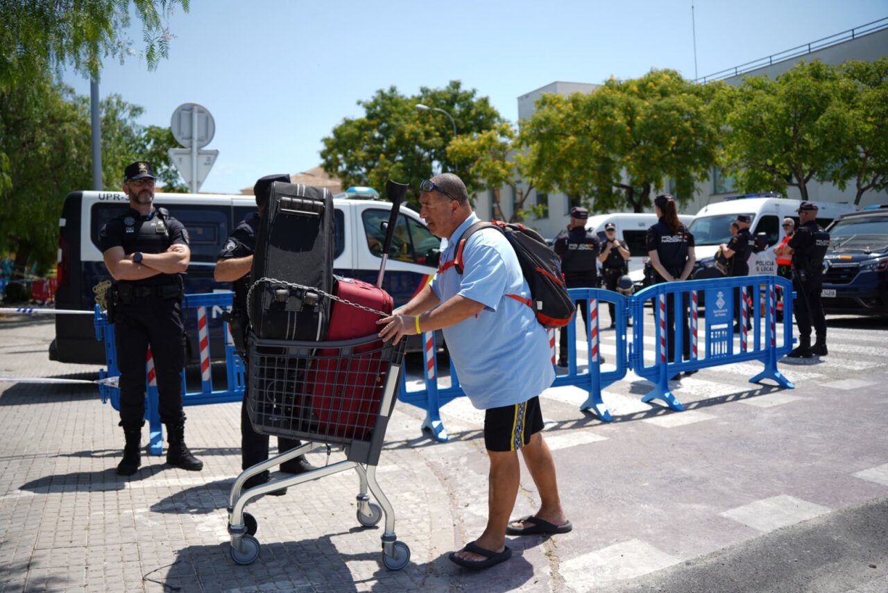 Hombre con carrito de equipaje durante desalojo en Palma