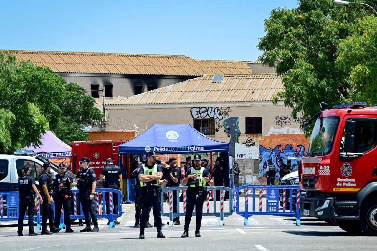 Polic&iacute;a Local y Nacional durante el desalojo de la antigua c&aacute;rcel en Palma