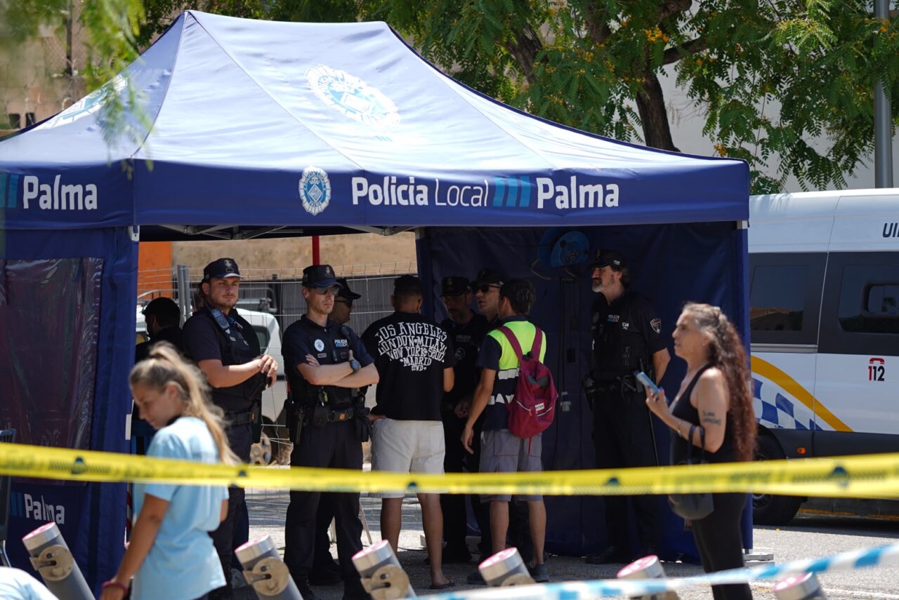 Policía Local de Palma durante el desalojo en la antigua cárcel.