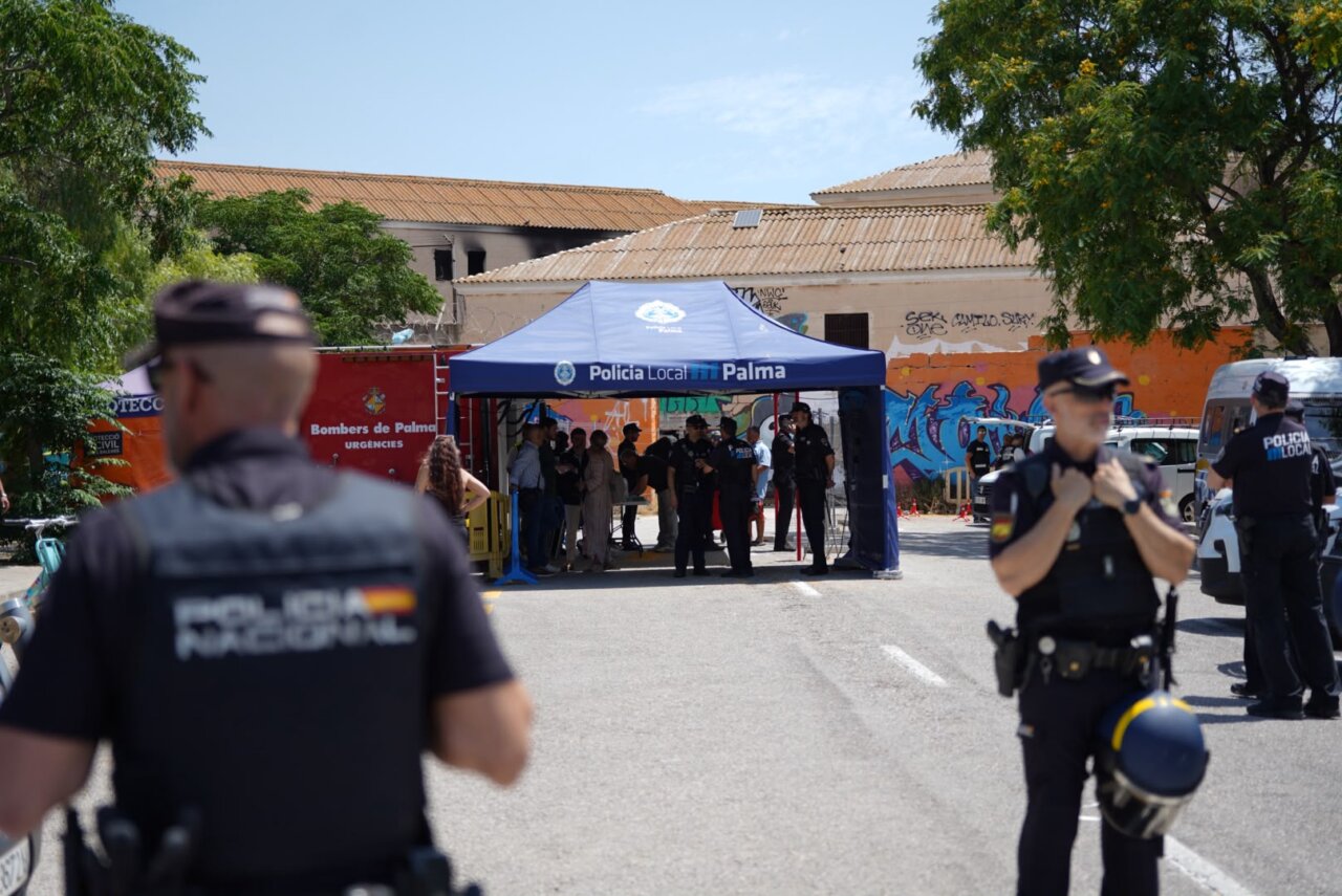 Policía Local y Nacional en el desalojo de la antigua cárcel de Palma