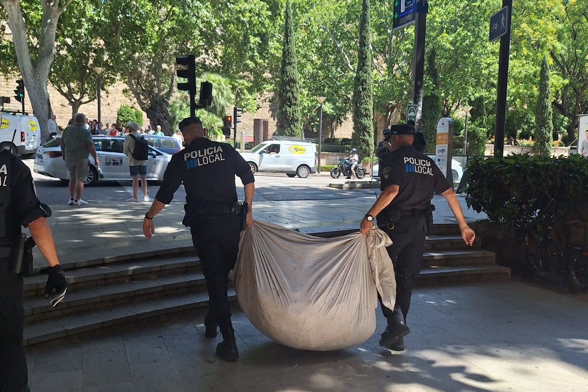 Policía Local de Palma interviniendo en venta ambulante ilegal