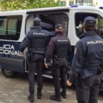 Agentes de la Polic&iacute;a Nacional deteniendo a una fugitiva en Palma.