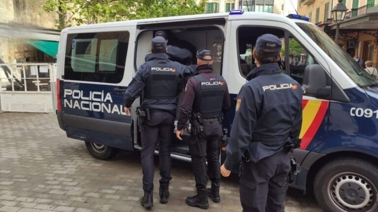 Agentes de la Policía Nacional deteniendo a una fugitiva en Palma.