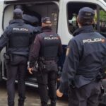 Agentes de la Policía Nacional deteniendo a una fugitiva en Palma.