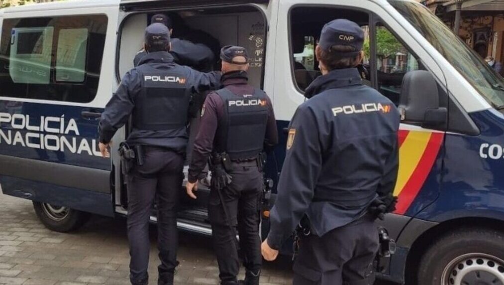 Agentes de la Polic&iacute;a Nacional deteniendo a una fugitiva en Palma.