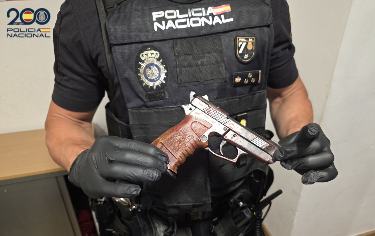 Polic&iacute;a Nacional mostrando una pistola ensangrentada tras una detenci&oacute;n