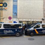 Furgones de la Polic&iacute;a Nacional frente a una comisar&iacute;a