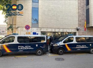 Furgones de la Polic&iacute;a Nacional frente a una comisar&iacute;a