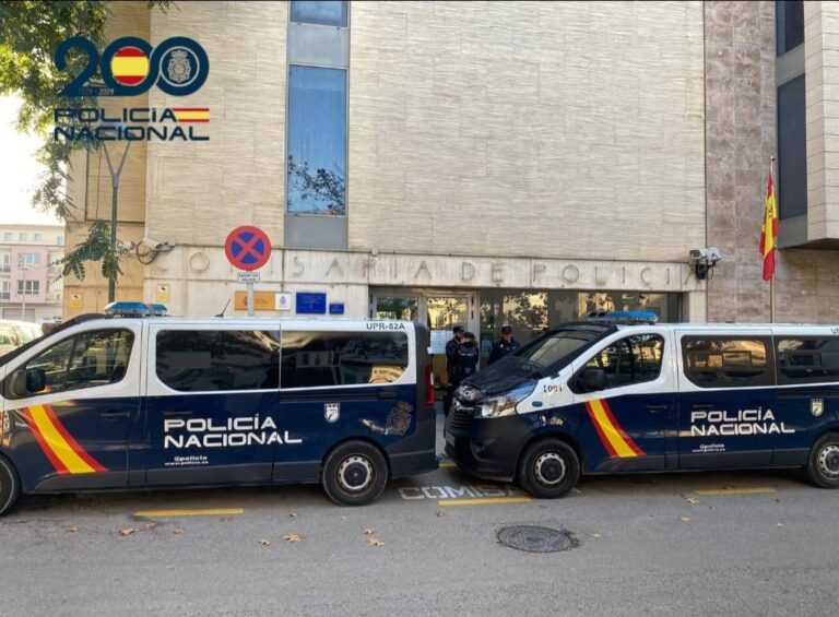 Furgones de la Polic&iacute;a Nacional frente a una comisar&iacute;a