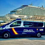 Furg&oacute;n de la Polic&iacute;a Nacional en el puerto de Palma con un crucero de fondo