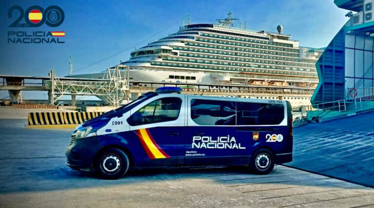 Furgón de la Policía Nacional en el puerto de Palma con un crucero de fondo