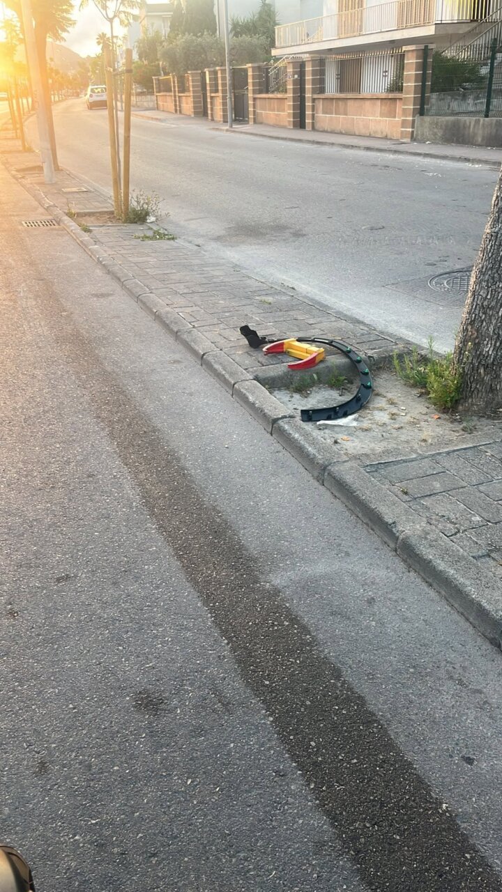 Cepo de la Policía Local roto en la calle de Alcúdia