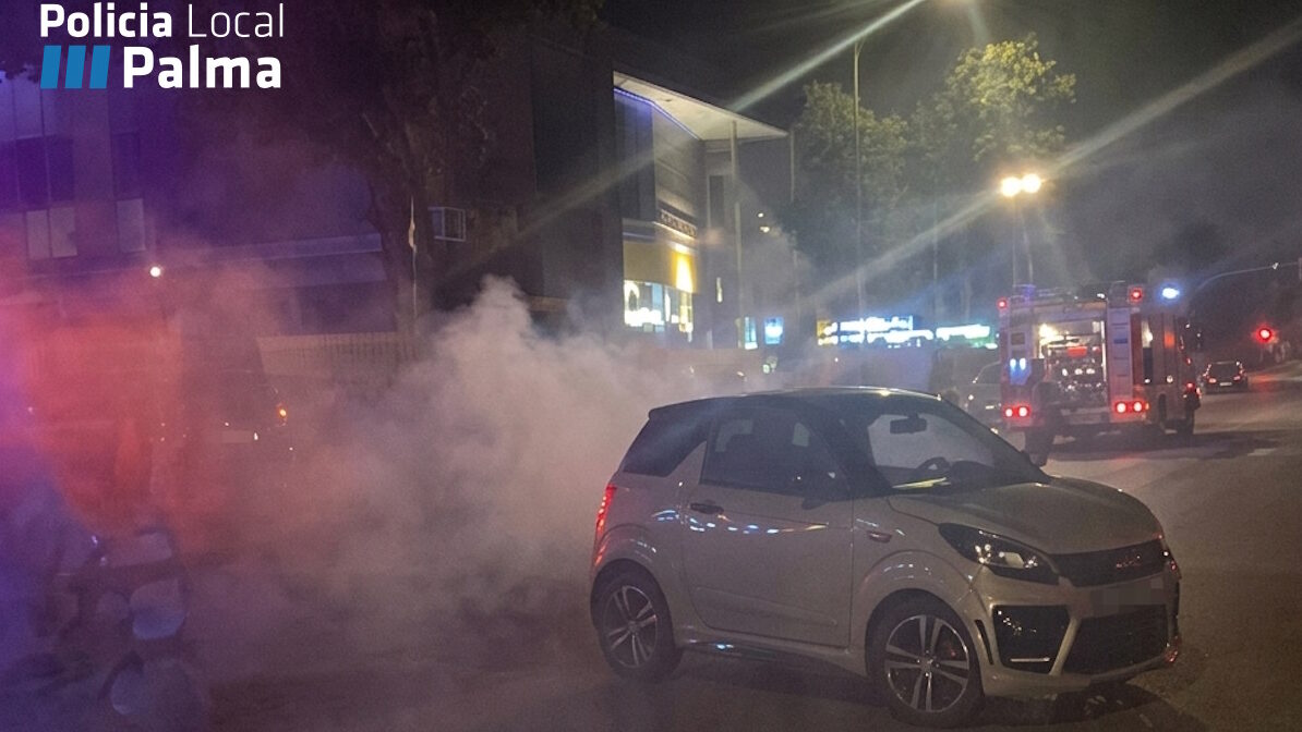 Polic&iacute;a Local en Palma atendiendo un incendio de contenedores