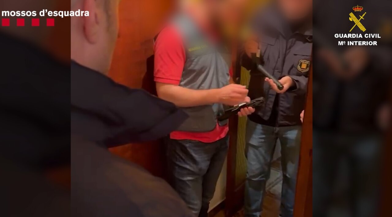 Operativo policial en Palma contra la venta de armas ilegales.
