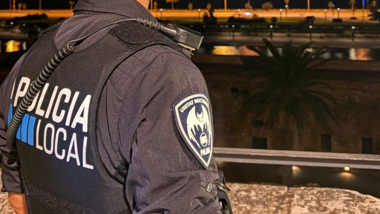 Agente de la Polic&iacute;a Local de Palma en la noche