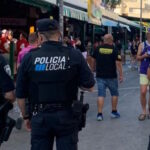 Policía Local observando un incidente en Playa de Palma